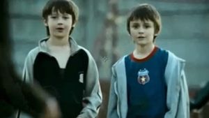 VIDEO** România, luată peste picior și în "Goal 3"! Un puști în tricoul Stelei bate mingea într-un peisaj apocaliptic