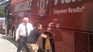 FAZĂ‚ GENIALĂ‚ pentru Manchester United! :) S-au trezit cu o "caracatiță" pusă pe roata autocarului. Toți s-au amuzat când și-au dat seama cine a montat-o  