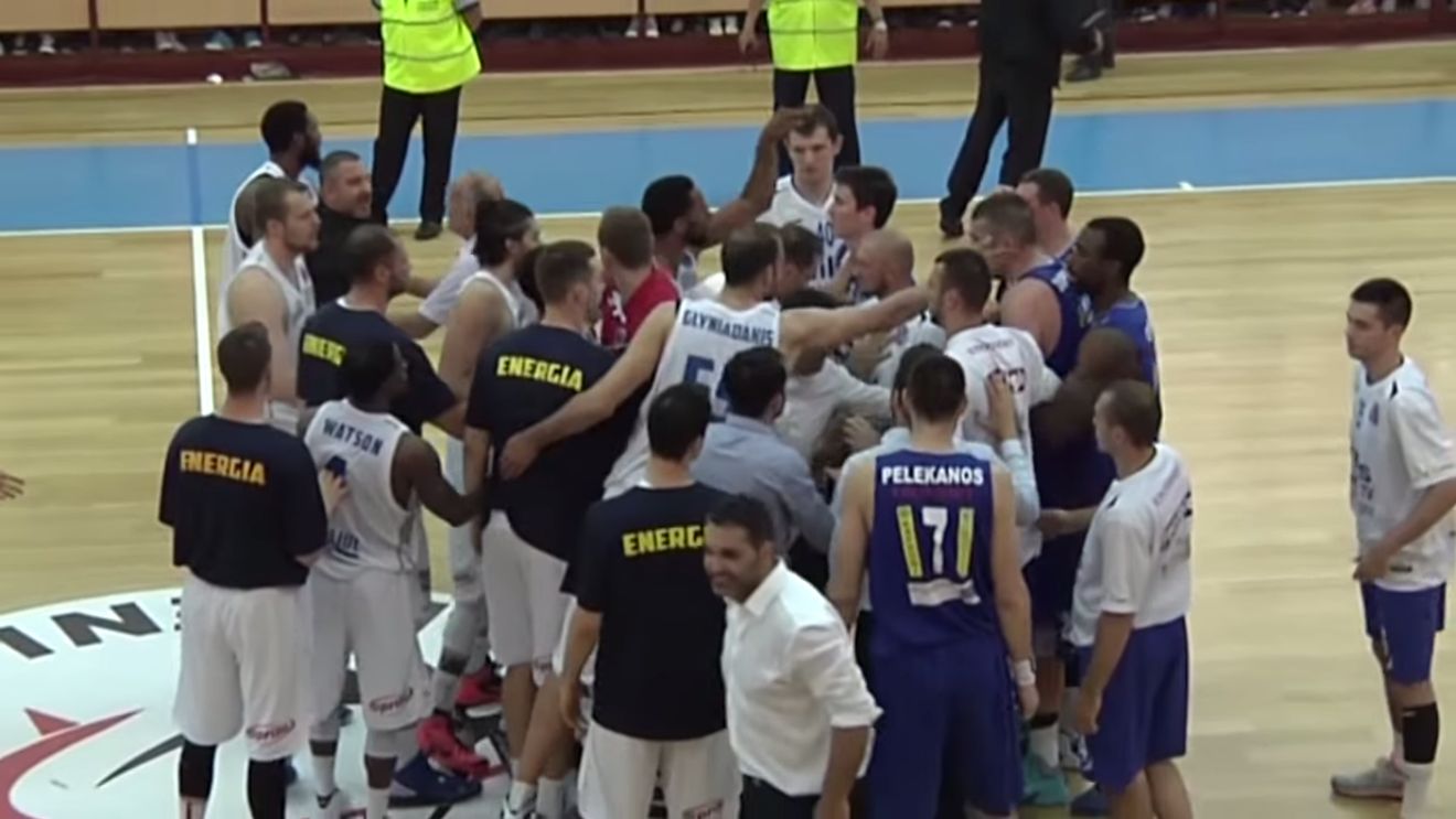 Pumni, palme și lovituri! CSU Asesoft cere suspendarea lui Andreas Glyniadakis, după o bătaie generală la finalul victoriei Energiei Târgu Jiu cu CSU Asesoft Ploiești
