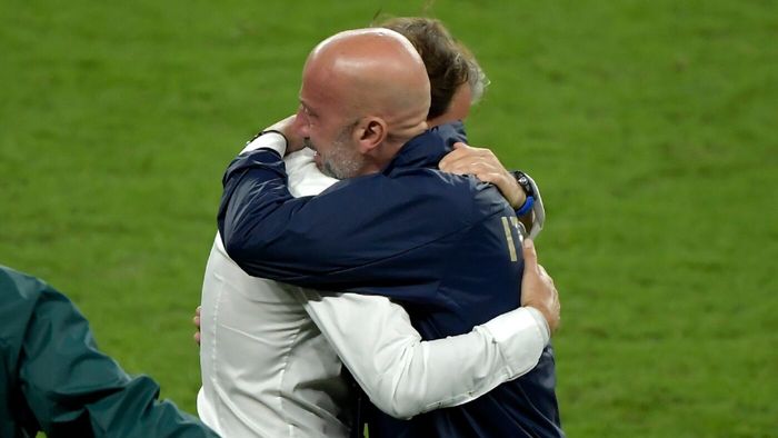 Dan Petrescu a aflat pe teren că Gianluca Vialli, fostul său coleg, a decedat: „Ținea dietă și bea o bere pe săptămână”. Gestul pe care nu-l va uita toată viața | EXCLUSIV