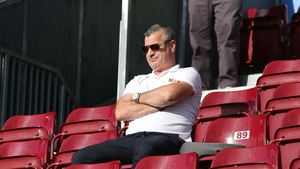 S-a rezolvat transferul cu care CFR Cluj se poate umple de bani. „Va avea drept de joc din iarnă. Mi-a spus că e foarte fericit aici”. Un miliardar rus și Gaizka Mendieta sunt noii șefi | EXCLUSIV