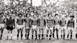 Amintiri din altă lume!** 3 povești SAVUROASE din perioada în care fotbalul se juca de plăcere! Se prăpădeau de râs la ședințele tactice