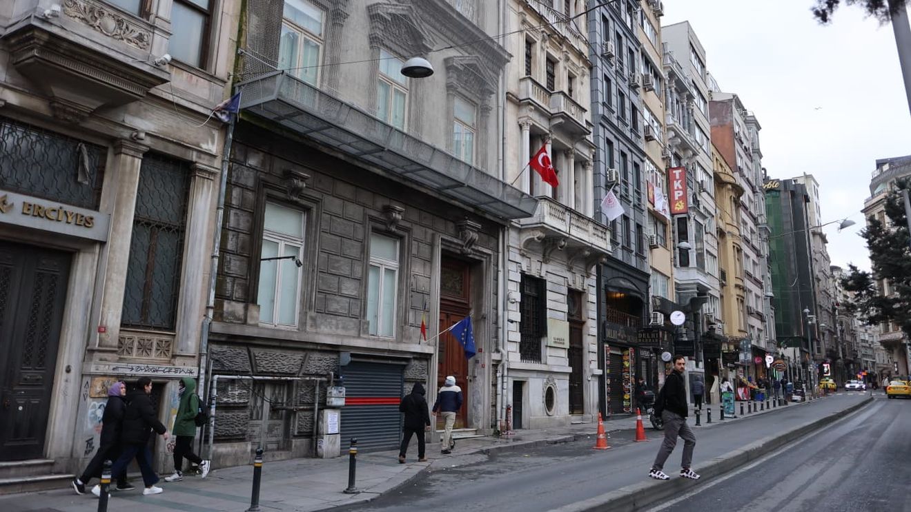 Pe-afară jale, pe dinăuntru indiferență! Asta e singura proprietate de patrimoniu a României în Turcia: conacul Musurus Pașa găzduiește Institutul Cultural Român din Istanbul