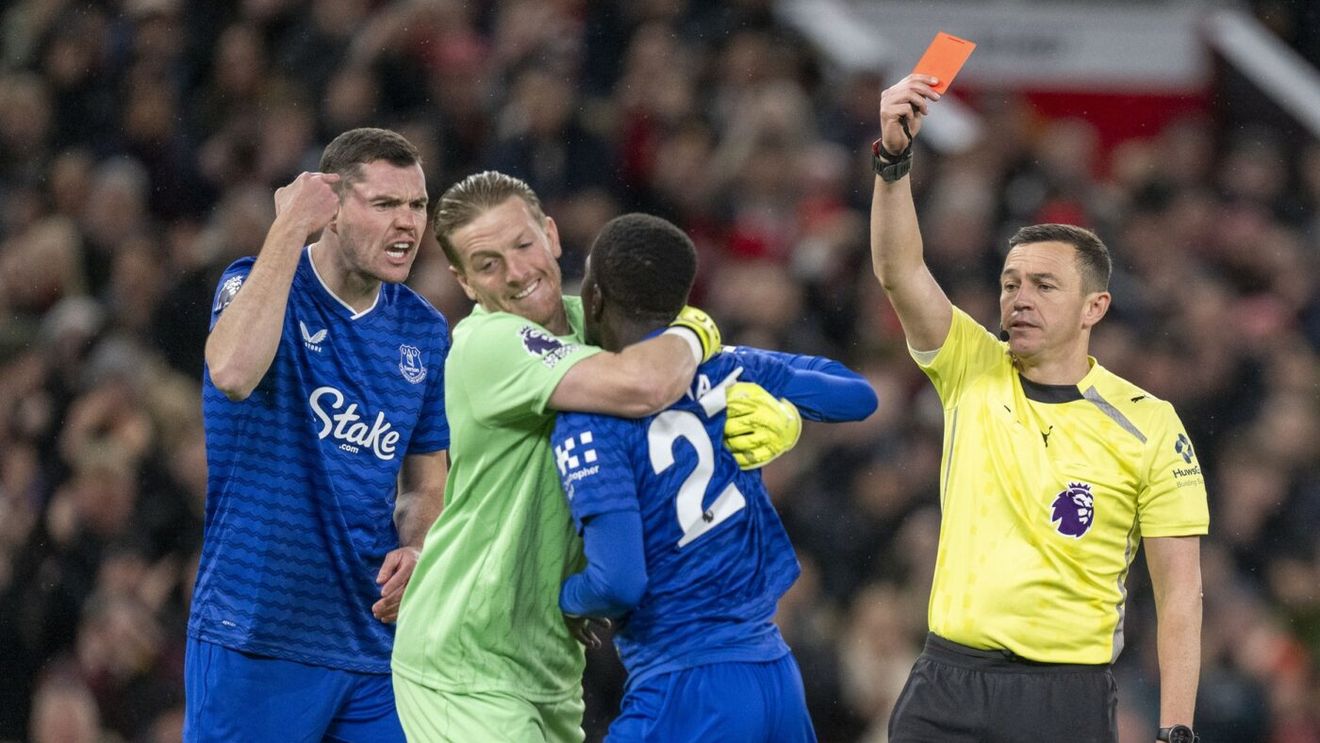 Așa ceva nu s-a mai văzut de multă vreme în Europa: cartonaș roșu în Premier League pentru că și-a pălmuit coechipierul!