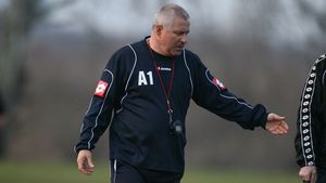 Manea: "Dacă batem acasă, le va fi greu!" /** 'Tata jean': "E un dezavantaj că jucăm turul acasă"