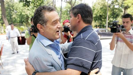 „Lăcătuș e Kapetanos, Olăroiu e Ronaldinho!" TU CE CREZI?