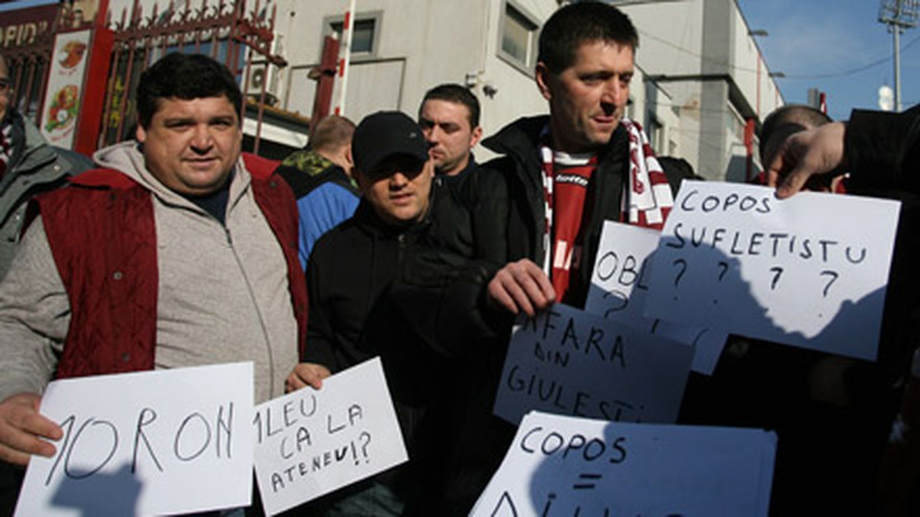 FOTO / Mesaj pentru Copos: "Din '92, de când ai venit, te-ai dovedit un parvenit!"
