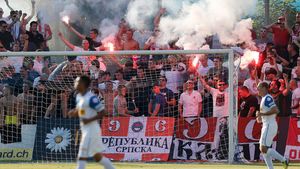 VIDEO - Jucătorii Stelei Roșii s-au plâns de sărăcia de la club, fanii i-au umilit! Cu ce le-au umplut mașinile, după ce le-au spart