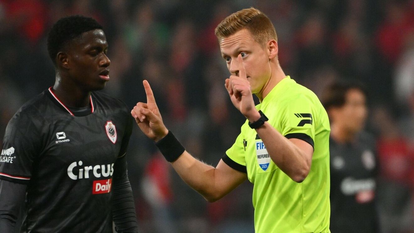 Ce nebunie! Arbitrul a oprit meciul în minutul 87 și a trimis echipele la vestiare după ce un fan a aruncat în el cu un pahar