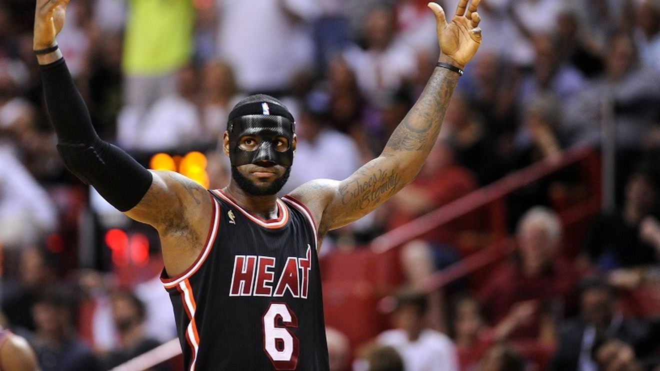 VIDEO "Regele" mascat. LeBron a dominat-o pe Knicks, deși a jucat cu nasul rupt