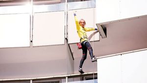 FOTO Ziua Păianjenului!**  Intercontinentalul a fost floare la ureche pentru experimentatul Alain Robert