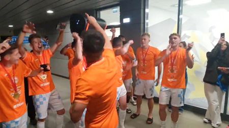 Corvinul a declanșat fiesta la Hunedoara după câștigarea Cupei României! Imagini incendiare transmise direct din vestiar și anunțul conducerii. EXCLUSIV