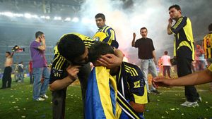 VIDEO** HAOS la Istanbul! Fanii lui Fener au dat foc la tribune și au invadat terenul