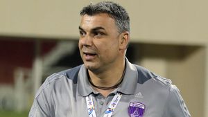 
Olăroiu s-a trezit cu un telefon în miez de noapte. Atacantul de 5 stele care l-a sunat să îi ceară sfatul. Acum totul e OFICIAL