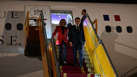 Ca Anamaria Prodan cu Alexa: soția l-a pocnit pe Emmanuel Macron peste față! Imaginile răvăşitoare fac înconjurul planetei