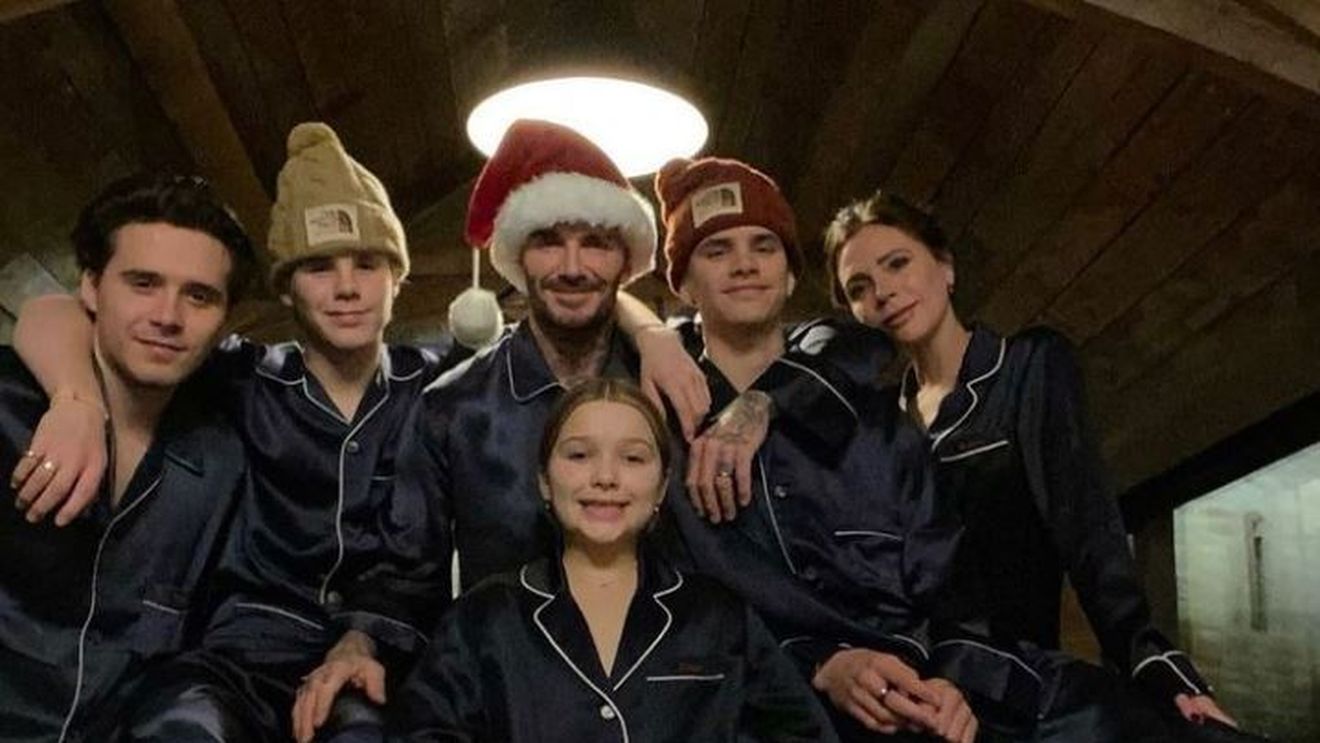 Fiul lui David și Victoria Beckham, pus la zid după ce a pus la vânzare un hanorac purtat pentru 124.000 de euro: „Părinților săi ar trebui să le fie rușine”