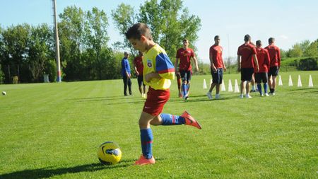 FOTO** Puștiul stelist căruia i s-a confiscat banner-ul, chemat să schimbe pase cu idolii săi: "Într-o zi voi juca și voi antrena aici"
