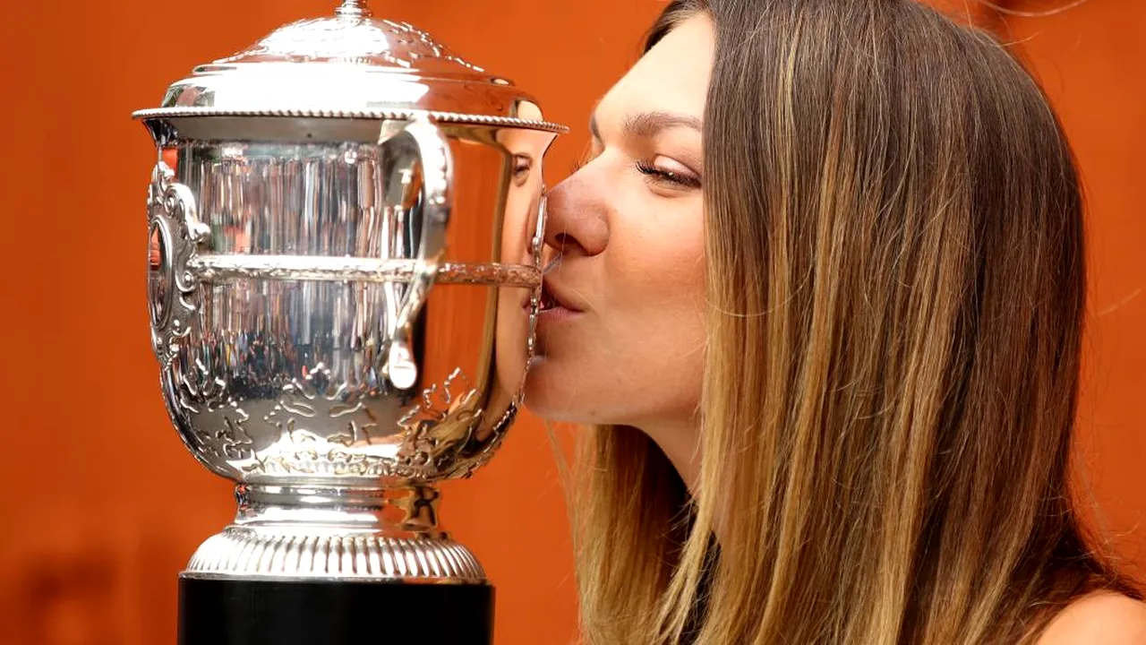 FOTO | Simona Halep le-a prezentat fanilor marele trofeu de la Roland Garros. Apariție perfectă a campioanei noastre, care i-a dezamăgit pe cei plecați în căutarea cadrului ideal