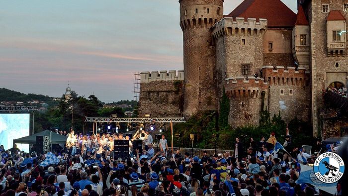 Sărbătoarea continuă la Hunedoara! Corvinul a celebrat succesul din Cupa României la Castelul Corvinilor, în fața a mii de oameni | FOTO și VIDEO