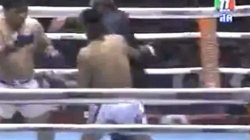 VIDEO Așa ceva nu poate fi adevărat!** Arbitrul a luat bătaie la foc automat, iar lumea din sală a râs cu lacrimi! Cea mai penibilă luptă de muay thai din istorie