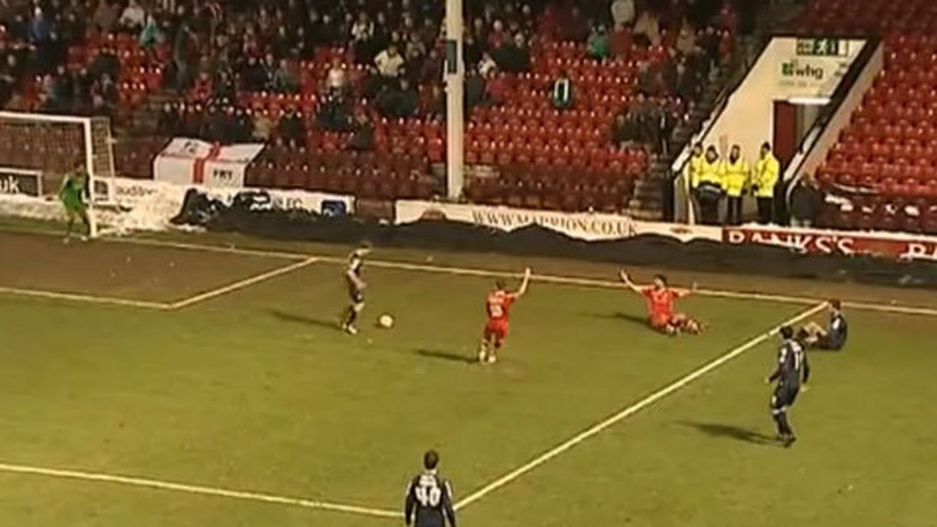 VIDEO Și-a îngropat echipa cu o gafă de cascadorii râsului!** Cum a fost "forțat" un arbitru să acorde penalty :)