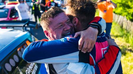 Dan Gîrtofan a scris istorie! Pilotul brașovean a obținut al 100-lea podium în Campionatul Național de Raliuri : „Performanță unică în România“