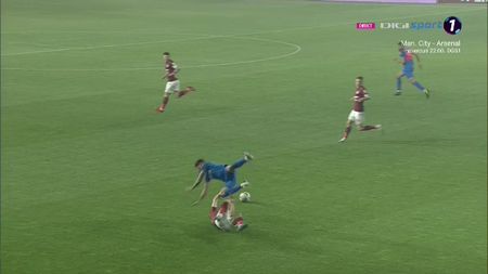 Fază de o violență extremă în Rapid - FCSB! Onea a intrat brutal și putea să-i rupă piciorul lui Coman: decizia lui Feșnic a declanșat furia băncii roș-albastre! Era de roșu?