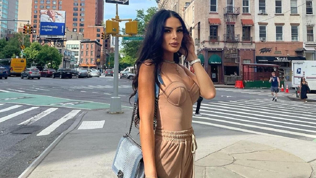 Fiica lui Ion Țiriac, apariție de neuitat într-o vacanță de lux! Ioana Țiriac este comparată pentru frumusețea ei cu Megan Fox și și-a etalat formele într-un safari | GALERIE FOTO