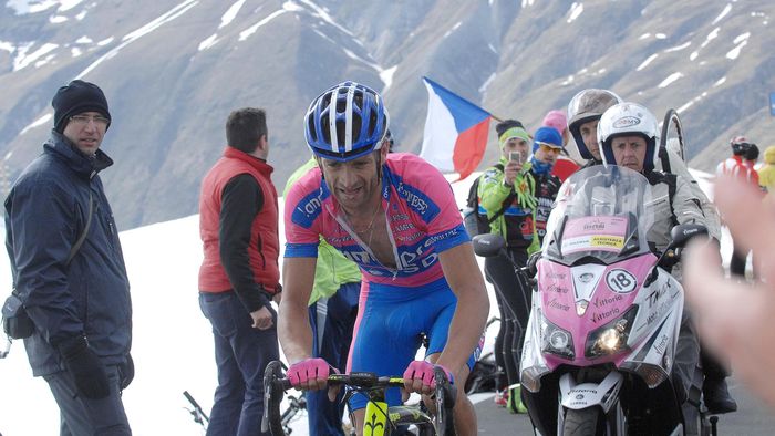 Scandalul în ciclism continuă! Câștigătorul din Giro 2011, suspendat de echipa sa pentru dopaj!