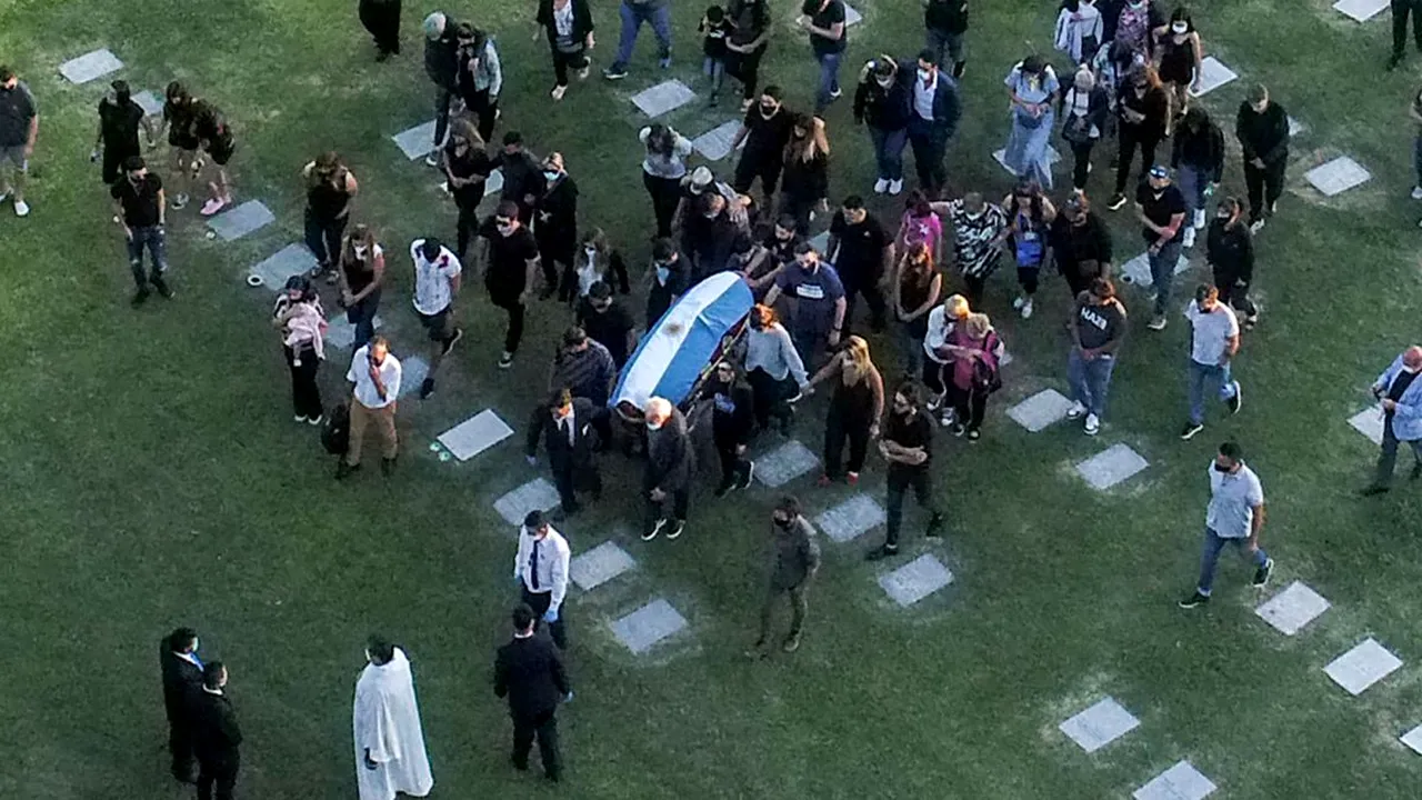 Diego Armando Maradona a fost înmormântat azi-noapte, la Buenos Aires, lângă părinții săi! Imaginile durerii. Cine a participat la ceremonie
