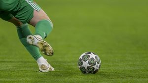 Soția l-a luat la bătaie pe fotbalist, chiar pe teren, pentru că a înșelat-o. Adversarii au râs în hohote, colegii n-au avut curaj să intervină