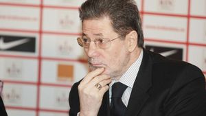 Și gloriile își depun memoriu!** Cornel Dinu: și cu salariul micșorat, și neplătit