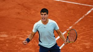Carlos Alcaraz a evitat surpriza turneului de la Roland Garros! Tânărul minune a salvat minge de meci, a revenit de la 0-3 în decisiv și s-a calificat în turul trei