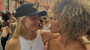 Fotbalista se iubește cu fosta Miss USA. A postat imagini cu ele în costum de baie din vacanță