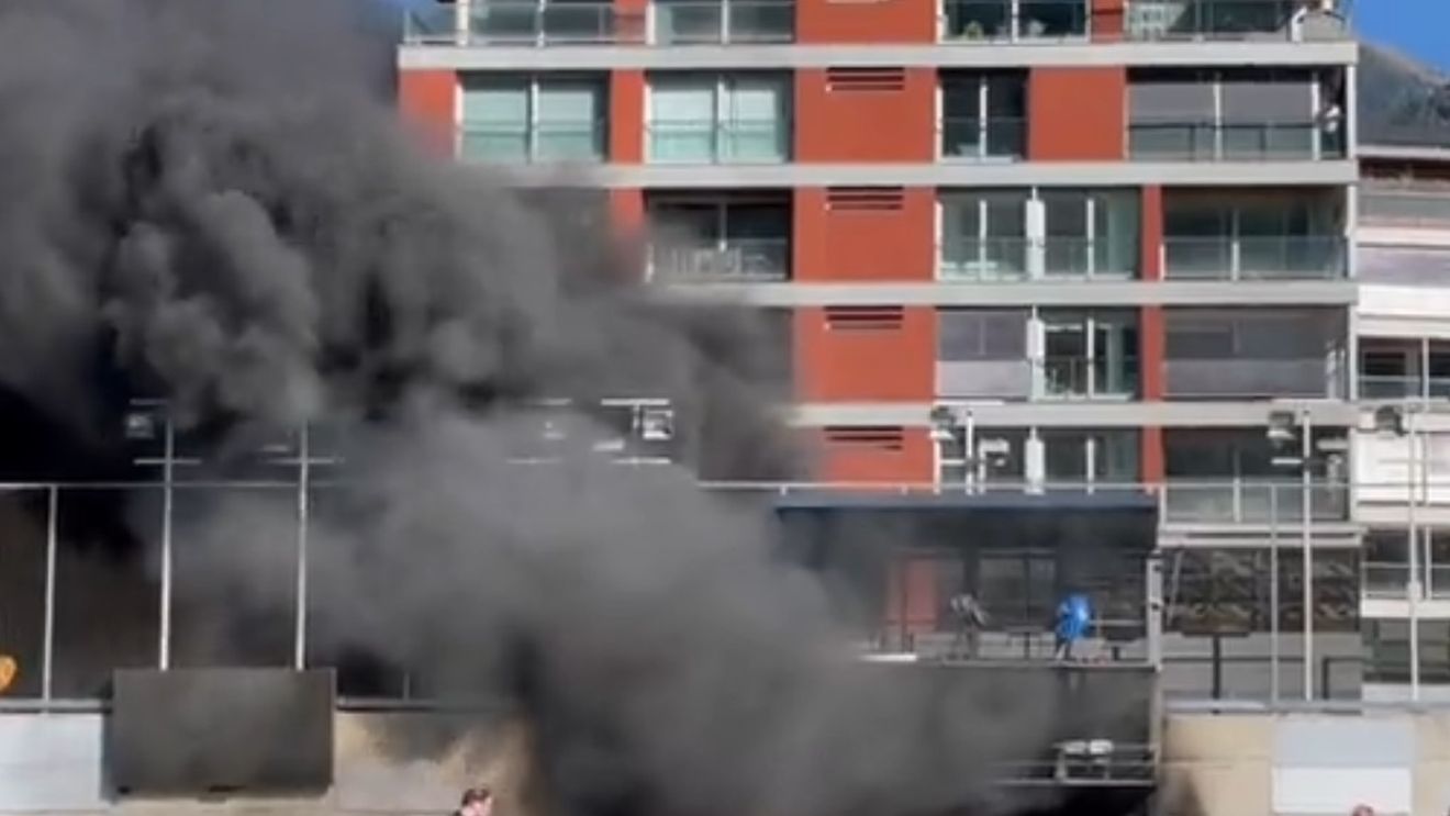 Stadionul a fost cuprins de flăcări! Meciul ar putea fi mutat de urgență pe o altă arenă | VIDEO