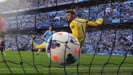 Serie de foc. Manchester City își joacă titlul în deplasările cu Manchester United și Arsenal. Primul episod, azi pe "Old Trafford"