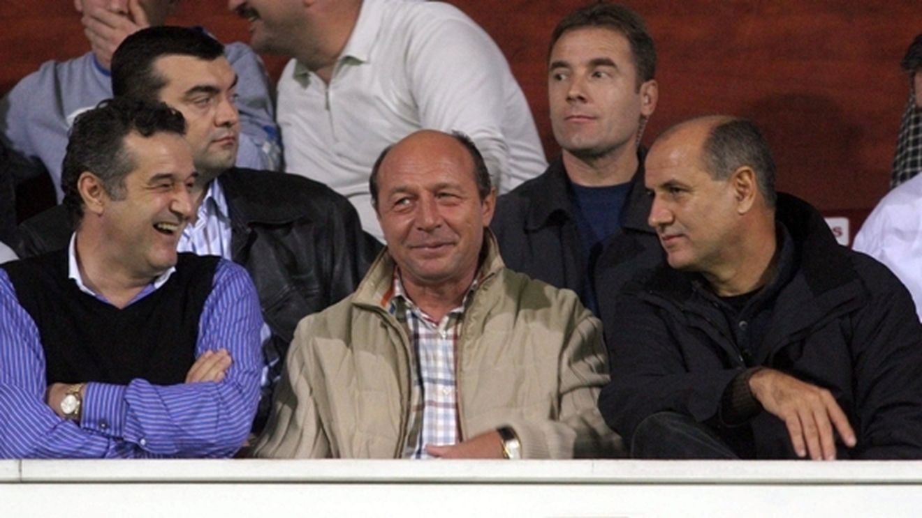 Parcă era stelist! :)** Băsescu glumește pe seama lui Becali: "Cu ce vă ocupați azi? Și voi, ca oamenii..."