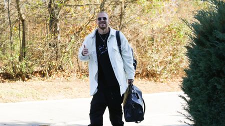 Ținuta de mii de euro pe care Denis Alibec a purtat-o la reunirea echipei naționale. Fotbalistul și-ar fi putut cumpăra o mașină cu banii dați pe haine