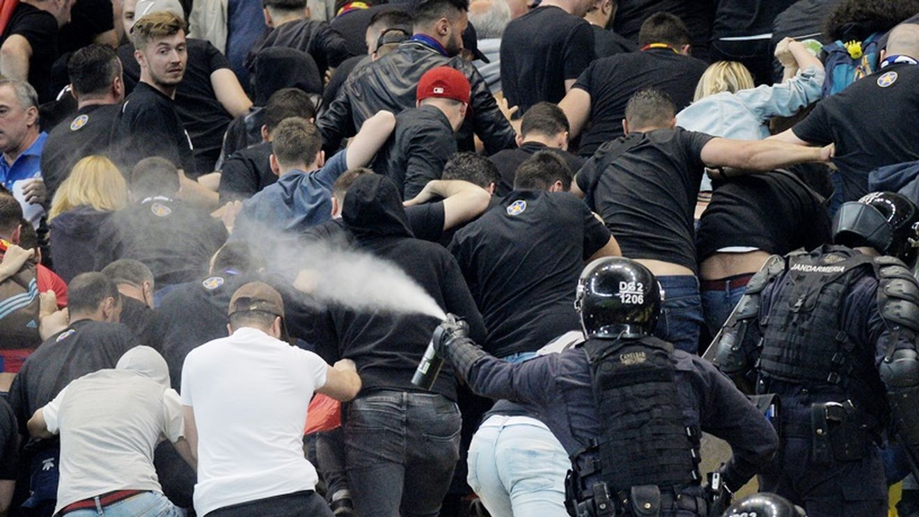 Gazul lacrimogen, "arma" preferată de jandarmi. Georgian Enache nu cunoaște regulamentele instituției: "Folosim gaze ca să nu îi batem!", dar în manualul de intervenție, gazele sunt considerate mai periculoase decât lovirea cu bastonul
