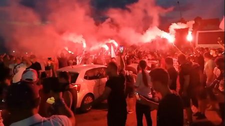 VIDEO | A început petrecerea la Pitești! Fanii Argeșului au sărbătorit în jurul stadionului promovarea în Liga 1 cu torțe și au scandat numele lui Nicolae Dobrin. Manifestația s-a mutat apoi în centrul orașului
