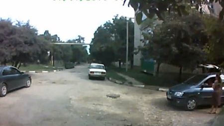 VIDEO Ți se poate întâmpla la orice pas pe drumurile din România! Ce a pățit acest șofer după ce a lovit un canal