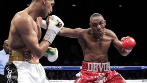 Amir Khan l-a învins pe Devon Alexander la categoria semimijlocie