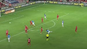 Alexandru Mateiu, aproape de un gol spectaculos la Beer Sheva! Optarul Universității Craiova, șut de mare efect de la 20 de metri | VIDEO