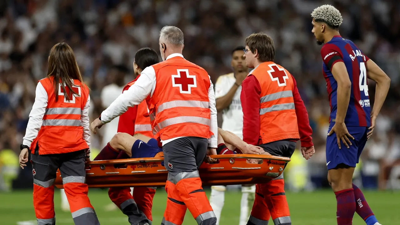 Accidentare gravă în Real Madrid - FC Barcelona. Starul lui Xavi a ieșit pe targă, cu ochii în lacrimi, moment în care pe Santiago Bernabeu s-a întâmplat un lucru care se vede o dată la mulți ani