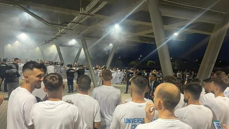 Spectacol în Bănie! Cum i-au încurajat fanii din Peluza Nord pe jucătorii Universităţii Craiova înaintea returului cu Zorya: „Demonstraţi că aveţi valoare!" Mirel Rădoi, alintat de fani | FOTO