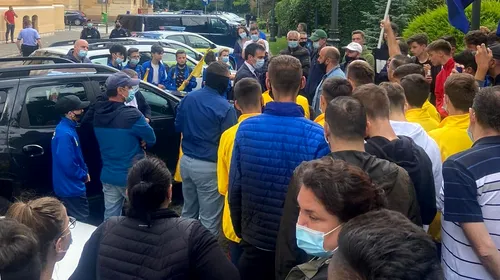 Protest în fața Primăriei Brașov după o ”manipulare dinspre clubul Corona”. Allen Coliban: ”Suntem experți în a ne da la gioale și a ne înfige cuțite pe la spate.” Edilul spune care este stadiul formării noului FC Brașov: ”Avem susținerea FRF”
