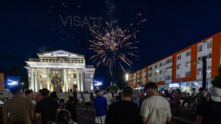 Spectacol de drone în memoria lui Mihai Leu, la startul super rally. Mii de oameni au fost prezenți