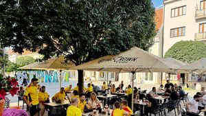 Suporterii României au colorat în galben centrul Trnavei! Susținere importantă pentru naționala lui Pancu la debutul la EURO!