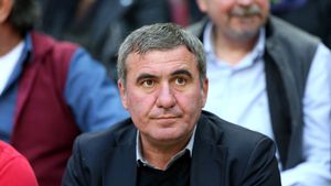 „Vine moşu', bătrânul, să ne ia banii”. Ce au scris despre Gică Hagi după ce a semnat