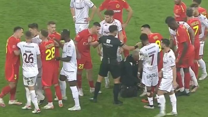 Momente tensionate în FCSB - Rapid! Jucătorii s-au năpustit asupra arbitrului și apoi au sărit la bătaie
